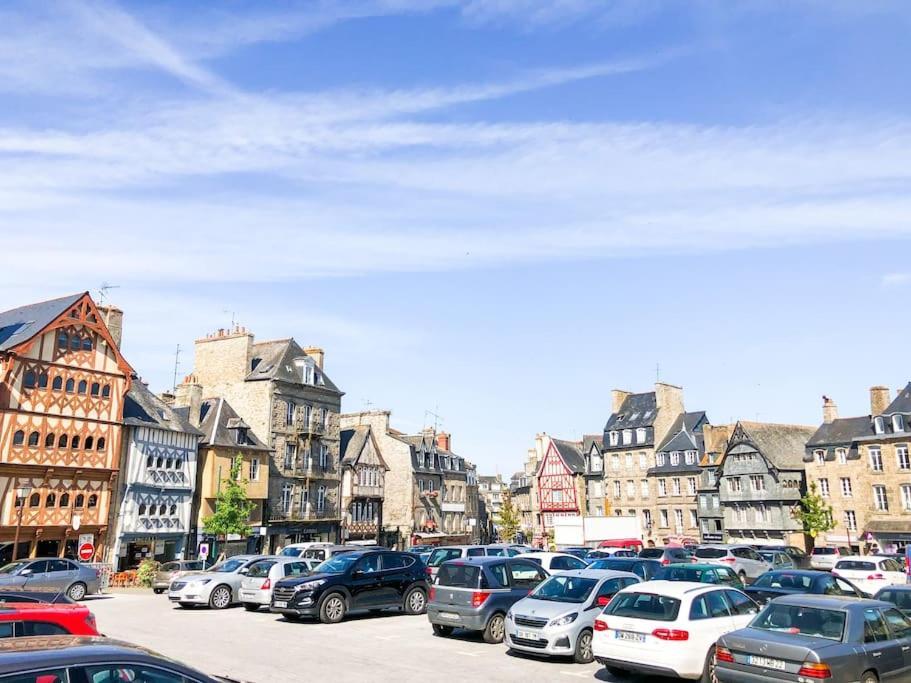 Nouveau ** Le Raffine Au Coeur De Guingamp ** Parking Εξωτερικό φωτογραφία